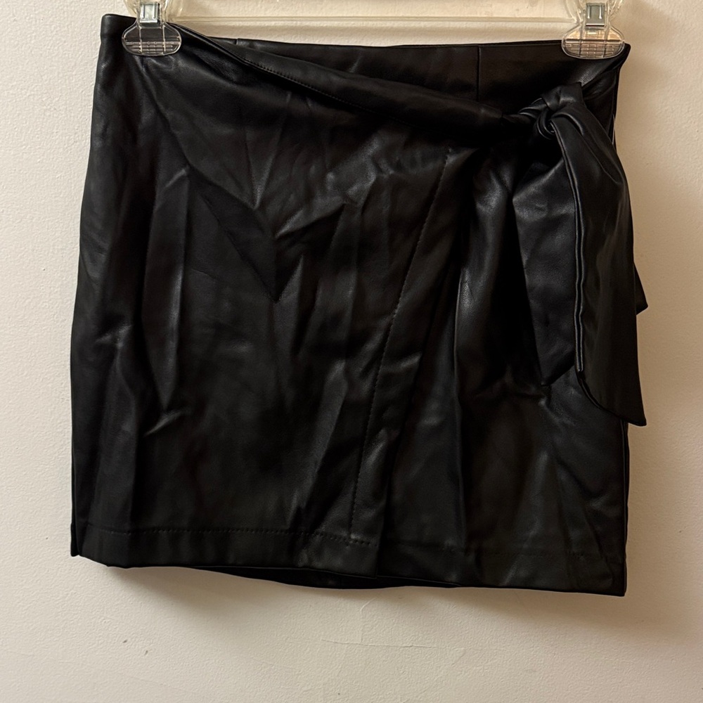 Chic Black Pencil Skirt with Stylish Bow - Picture 1 of 5